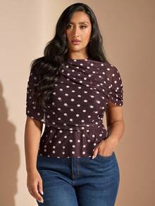 SHEIN BAE 大码女式时尚优雅波点短袖上衣，圣诞节、新年、休闲、大码正式场合、优雅、感恩节、秋冬季大码精致休闲波点印花褶皱修身短袖上衣，早午餐上衣、外出上衣、波点上衣、棕色上衣 - 棕色 - 查看 2