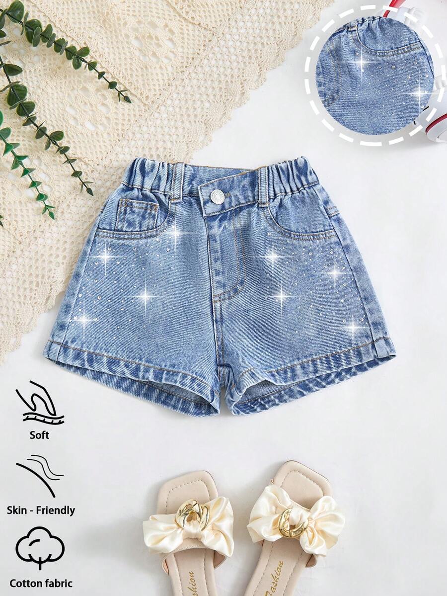 SHEIN Playful Pals Quần short denim đính đá thời trang cho bé gái, nhẹ nhàng mùa hè, màu xanh nhạt, thiết kế phong cách đường phố Y2K, eo bất đối xứng, cạp chun, 5 túi, không co giãn, dáng rộng thoải mái, chất liệu denim cotton mềm mại, phù hợp cho mặc hàng ngày, dự tiệc, đi học, đi làm, bộ sưu tập xuân/thu mới. - Rửa trung bình - Xem 1