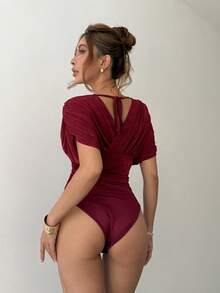 Islaluna 女款優雅酒紅色V領抓皺腰部連身衣，時尚短袖夏季連身衣，適合派對與通勤，紅色女款連身衣 - 玫紅色 - 查看 2