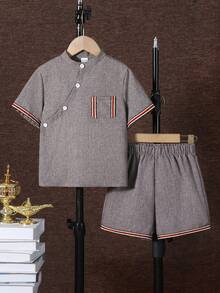 SHEIN 儿童男童斋月长袍，传统阿拉伯服饰，开斋节礼服，休闲拼接撞色圆领半拉链短袖衬衫短裤套装，适合春夏季节、外出、情人节、约会、旅行、度假、家庭聚会、返校季、婚礼季、晚宴、生日派对等场合。 - 彩色 - 查看 3