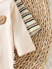 SHEIN Conjunto de 2 piezas de mono de manga larga media abierta con bordado de oso de peluche en color albaricoque y rayas, adecuado para recién nacidos niños en verano
