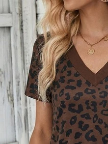 Selamara Áo thun nữ tay ngắn cổ chữ V dáng casual, họa tiết da báo, gấu áo nhún và 3 nút cài. - Nhiều màu - Xem 4