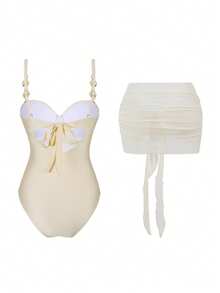 Ensemble de maillot de bain 3 pièces pour femmes Swim Oasis : Maillot de bain une pièce beige avec armatures, bretelles spaghetti et décolleté en V, garniture volantée réglable sur les côtés, jupe amovible en maille décorée de métal - Nude - Voir 2