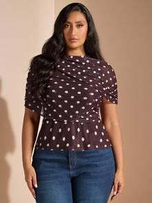 SHEIN BAE 大码女式时尚优雅波点短袖上衣，圣诞节、新年、休闲、大码正式场合、优雅、感恩节、秋冬季大码精致休闲波点印花褶皱修身短袖上衣，早午餐上衣、外出上衣、波点上衣、棕色上衣 - 棕色 - 查看 6