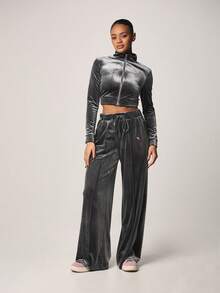 Missguided x Playboy Weite Samt-Jogginghose mit Kordelzug, Strass-Logo-Detail und elastischem Bund, lässige Loungehose - Grau - Übersicht 5