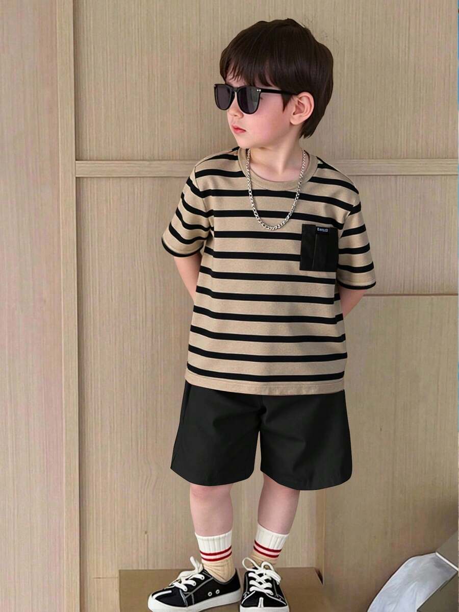 SHEIN 2 件套年轻男童休闲舒适百搭条纹印花撞色口袋圆领短袖 T 恤和纯色短裤套装 - 黑色 - 查看 1