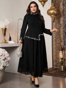 Modelyn Bộ đồ 2 mảnh dành cho nữ cỡ lớn, gồm áo dài tay cổ tròn, vạt áo không đều, đính ngọc trai và đá pha lê, phối cùng chân váy chiffon, mang phong cách thanh lịch và lãng mạn của quý cô thành thị. - màu đen - Xem 5