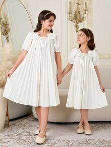 SHEIN Đầm công chúa mềm mại, mơ mộng dành cho bé gái, được làm từ chất liệu vải nhẹ, mềm mại với tay ngắn, dáng chữ A giúp dễ dàng vận động, chiếc đầm trắng thướt tha và duyên dáng, phù hợp cho mặc hàng ngày, dự tiệc và các hoạt động giải trí, nhẹ nhàng cho mùa xuân/hè. - trắng - Xem 7