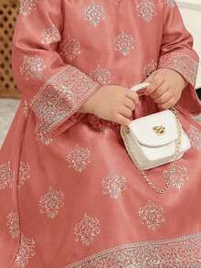 SHEIN 淡紫色、柔和的芋紫色、传统优雅高贵的金色复古印花，女婴休闲简约传统阿拉伯连衣裙，适合春夏日常穿着、节日庆典、外出游玩，优雅高贵的长袖阿拉伯长裙，祈祷长袍，舒适易穿，休闲装，度假风，端庄长袍，女婴长袍 - 白色 - 查看 4