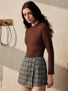 Zovinel Bộ đồ 2 món thanh lịch dành cho nữ, gồm áo liền quần cổ cao màu đen dệt kim và quần đùi ôm dáng kẻ caro kiểu Pháp cổ điển, điểm nhấn là thắt lưng đen, thích hợp cho mùa thu. - Cà phê nâu - Xem 3