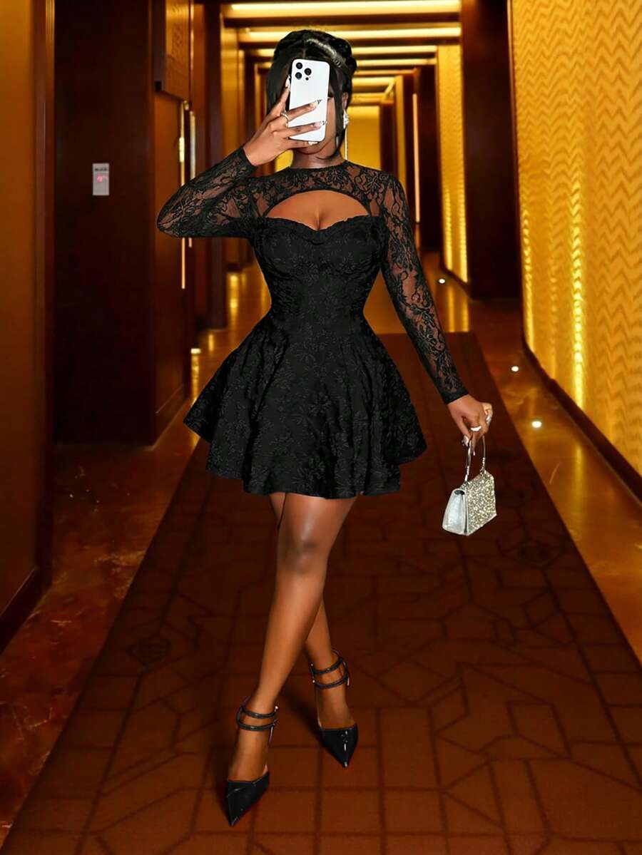 Slaydiva 2025秋冬新款优雅甜美性感圣诞红色纹理面料镂空领口拼接蕾丝长袖大A字迷你连衣裙，适合聚会、派对、夜店、新年、节日、圣诞节、约会、日常出行、旅游、购物、机场穿搭、早午餐穿搭、婚礼宾客穿搭、生日派对、年会、宴会、情人节、婚礼等场合。