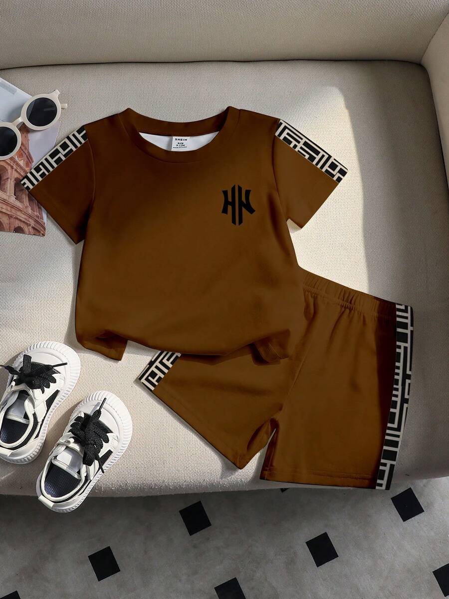 SHEIN Playful Pals 一套男婴休闲时尚字母几何格子印花圆领短袖T恤和短裤柔软针织套装,适合日常穿着,春夏皆宜。 - 彩色 - 查看 1
