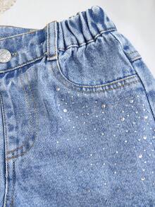 SHEIN Playful Pals Quần short denim đính đá thời trang cho bé gái, nhẹ nhàng mùa hè, màu xanh nhạt, thiết kế phong cách đường phố Y2K, eo bất đối xứng, cạp chun, 5 túi, không co giãn, dáng rộng thoải mái, chất liệu denim cotton mềm mại, phù hợp cho mặc hàng ngày, dự tiệc, đi học, đi làm, bộ sưu tập xuân/thu mới. - Rửa trung bình - Xem 3