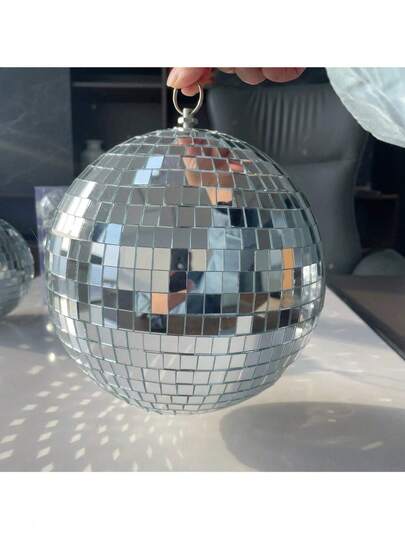 1个玻璃镜面迪斯科球挂饰，配有多种尺寸的镜面球吊坠，是派对装饰、晚宴、迪斯科灯光球的理想之选，适用于DJ、俱乐部、舞台、KTV酒吧、婚礼、摄影道具、节日装饰、家居装饰、房间装饰、墙面装饰、生日毕业礼物等场合。