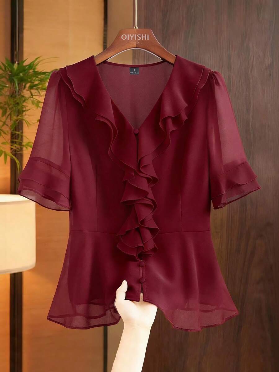 SHEIN LUNE 春夏新品:酒红色V领多层荷叶边短袖衬衫,修身塑形雪纺上衣,法式优雅女士衬衫,纽扣点缀的独特设计——展现永恒魅力的百搭单品 - 酒紅色 - 查看 1