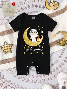 Macacão preto casual vintage para bebê menino com estampa de lua, lanterna e clima festivo, ideal para primavera/verão, férias e Ramadã. - Preto - Ver 3