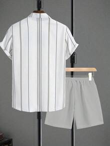 Manfinity Homme Bộ 2 áo sơ mi tay ngắn họa tiết sọc và quần short dây rút màu trơn cho nam, trang phục ấm áp mùa hè - Màu Xám nhạt - Xem 2