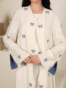 Yasmyna 保守休闲款阿拉伯女式罩袍，饰有蝴蝶结刺绣和波浪形门襟 - 卡其色 - 查看 7