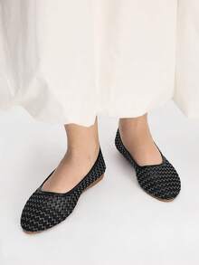 Mnmlis Fashionable Women's Flat Shoes - Black - View 2