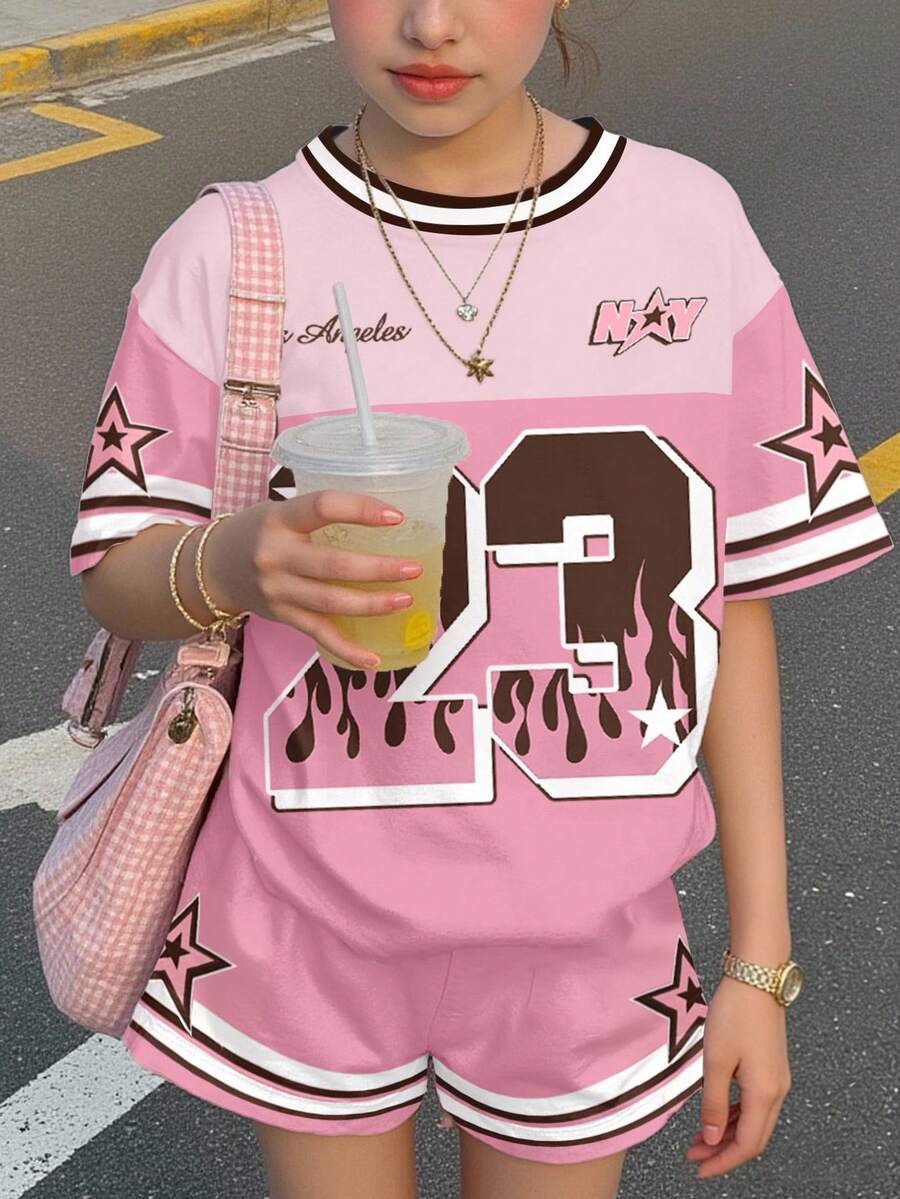 SHEIN 青少年女孩粉色夏季80年代運動衫賽車服裝,美國洛杉磯23號設計休閒運動圓領T恤與短褲2件套,Y2K - 彩色 - 查看 1