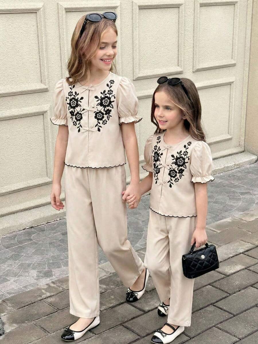 SHEIN 少女杏色和黑色花卉刺绣荷叶边蝴蝶结泡泡袖上衣和裤子套装 - 杏色 - 查看 1