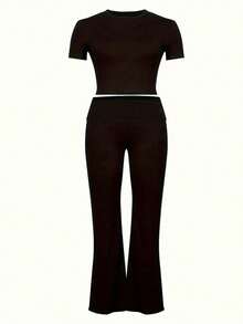 两件套服装：加大码女式黑色短袖 T 恤和裤子套装