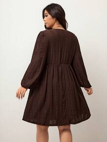 Enliva 大码女式棕色V领宽松长袖连衣裙，提花面料连衣裙 - 棕色 - 查看 5