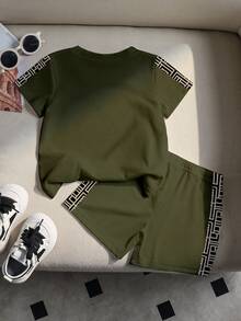 SHEIN Playful Pals Bộ đồ cho bé trai gồm áo thun ngắn tay cổ tròn in chữ và họa tiết hình học, quần short dệt kim mềm mại, thích hợp mặc hàng ngày, mùa xuân/hè. - Nhiều màu - Xem 2