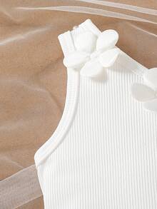 SHEIN 女婴韩版时尚夏季新款3D立体花卉装饰套装，吊带背心+可爱蝴蝶结牛仔短裤两件套，甜美可爱的夏季装扮 - 藍白色 - 查看 3