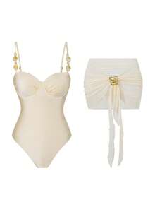 Ensemble de maillot de bain 3 pièces pour femmes Swim Oasis : Maillot de bain une pièce beige avec armatures, bretelles spaghetti et décolleté en V, garniture volantée réglable sur les côtés, jupe amovible en maille décorée de métal - Nude - Voir 1