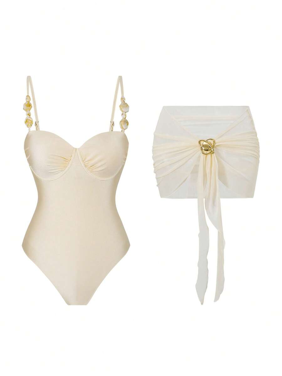 Ensemble de maillot de bain 3 pièces pour femmes Swim Oasis : Maillot de bain une pièce beige avec armatures, bretelles spaghetti et décolleté en V, garniture volantée réglable sur les côtés, jupe amovible en maille décorée de métal - Nude - Voir 1