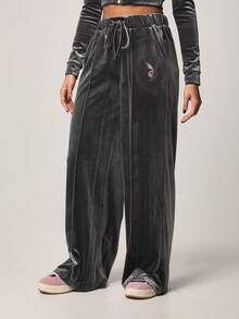 Missguided x Playboy Weite Samt-Jogginghose mit Kordelzug, Strass-Logo-Detail und elastischem Bund, lässige Loungehose - Grau - Übersicht 1