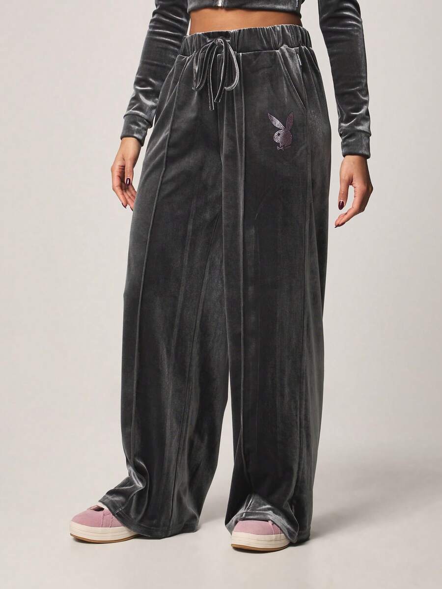 Missguided x Playboy Weite Samt-Jogginghose mit Kordelzug, Strass-Logo-Detail und elastischem Bund, lässige Loungehose - Grau - Übersicht 1