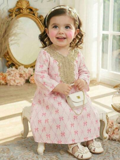 传统阿拉伯长袖长袍，饰有蝴蝶印花、刺绣领口和花卉图案，适合女性和女孩穿着。