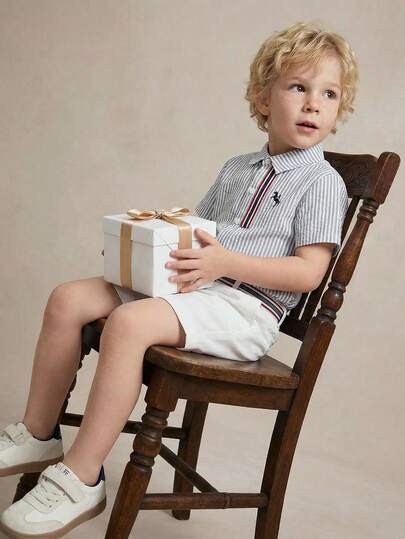 PrepCrw 2 piezas Conjunto elegante de uniforme escolar urbano para niños pequeños con decoración a rayas roja, blanca y azul, camisa de manga corta a rayas verdes y pantalones cortos blancos, apto para uso casual, salidas, reuniones, festivales, primavera y verano