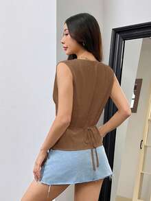 SHEIN EZwear 女士纯色V领系带亚麻吊带背心，适合度假穿着。棕色衬衫，棕色上衣，女士针织上衣，夏季上衣，系带上衣，棕色夏季上衣，前系带上衣，系带上衣，棕色背心，棕色前系带上衣，无袖上衣，棕色背心，女士夏季上衣，亚麻上衣，女士背心，可爱上衣，女士休闲现代夏季上衣，女士棉质上衣。 - 棕色 - 查看 2