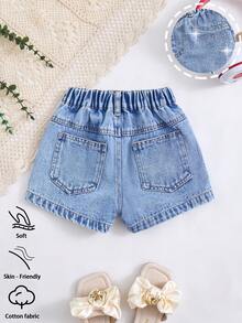 SHEIN Playful Pals Quần short denim đính đá thời trang cho bé gái, nhẹ nhàng mùa hè, màu xanh nhạt, thiết kế phong cách đường phố Y2K, eo bất đối xứng, cạp chun, 5 túi, không co giãn, dáng rộng thoải mái, chất liệu denim cotton mềm mại, phù hợp cho mặc hàng ngày, dự tiệc, đi học, đi làm, bộ sưu tập xuân/thu mới. - Rửa trung bình - Xem 2