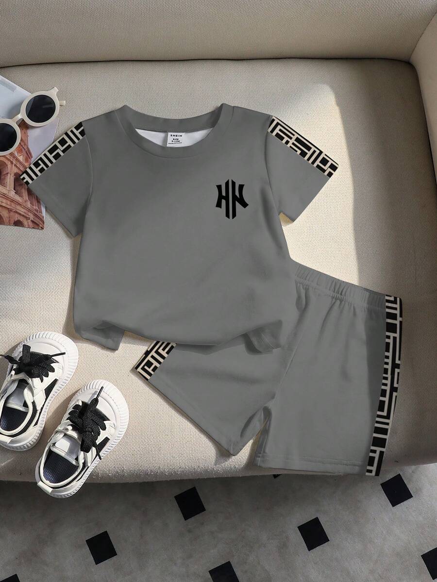 SHEIN Playful Pals 一套男婴休闲时尚字母几何格子印花圆领短袖T恤和短裤柔软针织套装,适合日常穿着,春夏皆宜。 - 彩色 - 查看 1