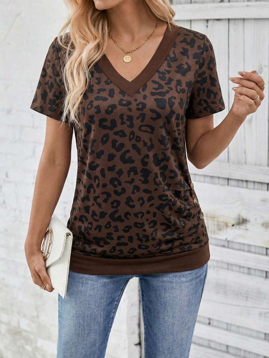 Selamara Áo thun nữ tay ngắn cổ chữ V dáng casual, họa tiết da báo, gấu áo nhún và 3 nút cài. - Nhiều màu - Xem 1