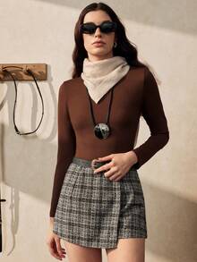 Zovinel Bộ đồ 2 món thanh lịch dành cho nữ, gồm áo liền quần cổ cao màu đen dệt kim và quần đùi ôm dáng kẻ caro kiểu Pháp cổ điển, điểm nhấn là thắt lưng đen, thích hợp cho mùa thu. - Cà phê nâu - Xem 4