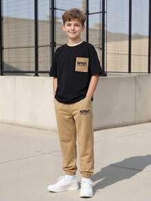 Vacaura 2pcs/Set Teen Boy Black T-Shirt Paired With Khaki Shorts, T-Shirt With Matching Pocket, Fashionable Versatile Popular Outfit, Suitable For Sports, Outings, School, All Occasions, Essential Summer Attire For Teenagers