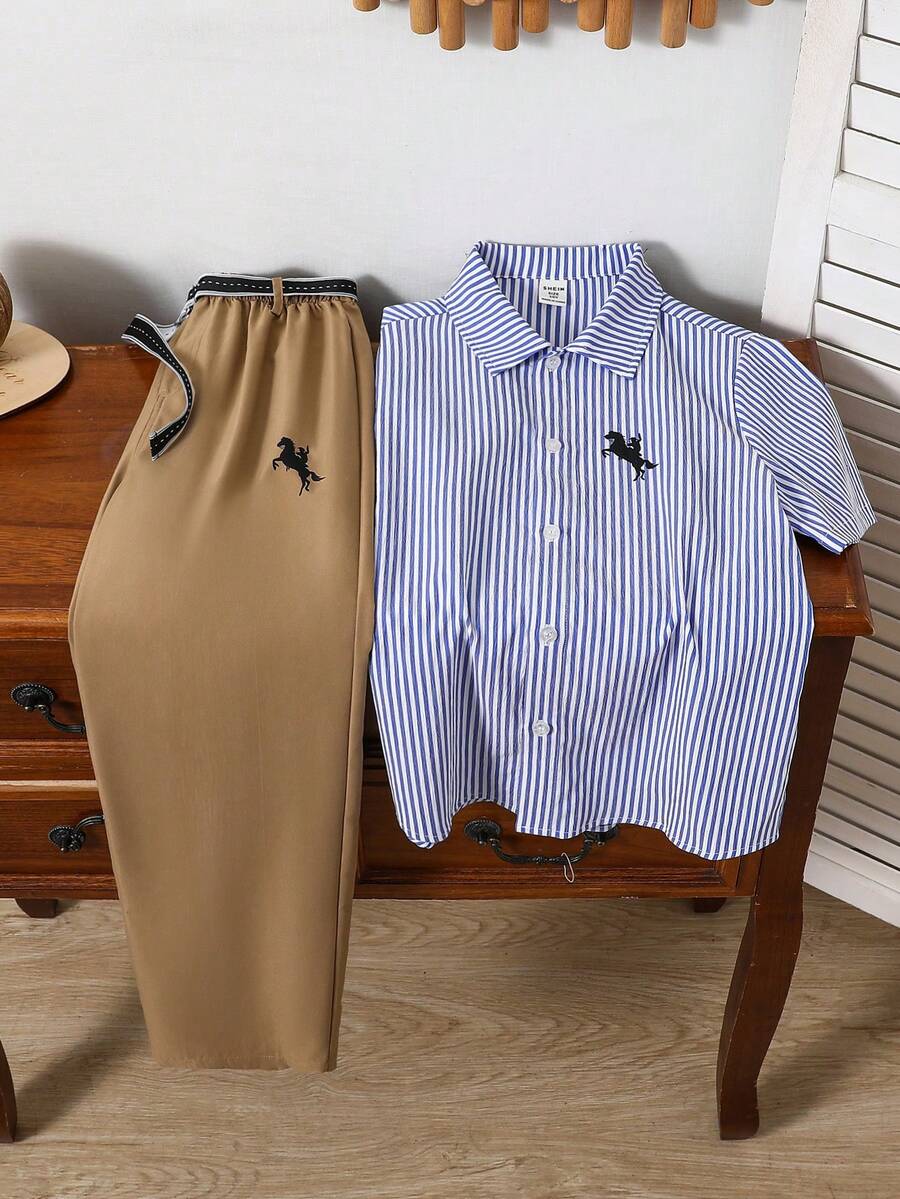 SHEIN 两件套男童休闲日常舒适条纹Polo领短袖衬衫和纯色梭织长裤套装 男士两件套男童裤子两件套男童衬衫和裤子套装 条纹衬衫 - 彩色 - 查看 1