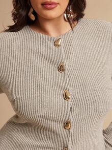 SHEIN BAE 大码女式金属纽扣装饰长袖基础款上衣，大码女式圆领长袖金属单排扣休闲上衣，圣诞节、新年、优雅派对上衣、毕业典礼宾客上衣、女士优雅衬衫、大码女式衬衫/冬季 - 杏色 - 查看 3