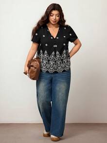 Enliva Blusa feminina plus size de manga curta com estampa floral e bordado falso, barra em formato A. - Preto - Ver 5
