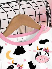 一套女童睡衣，紧身款，星星和奶牛印花撞色领口和袖口设计，针织弹力圆领短袖上衣搭配印花长裤，适合日常休闲穿着。 - 白色 - 查看 3