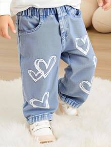 SHEIN 女婴浅蓝色弹力腰带白色爱心印花口袋设计休闲牛仔裤，适合所有季节。无论是日常出行、校园生活还是周末旅行，都能让孩子的每一天充满纯真与活力。 - 藍色 - 查看 8