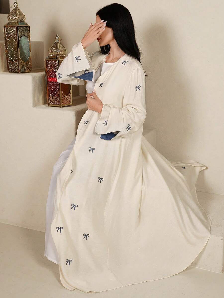 Yasmyna 保守休闲款阿拉伯女式罩袍，饰有蝴蝶结刺绣和波浪形门襟 - 卡其色 - 查看 1