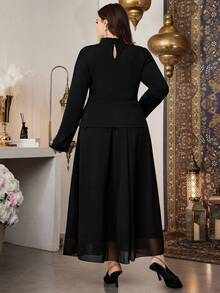 Modelyn Bộ đồ 2 mảnh dành cho nữ cỡ lớn, gồm áo dài tay cổ tròn, vạt áo không đều, đính ngọc trai và đá pha lê, phối cùng chân váy chiffon, mang phong cách thanh lịch và lãng mạn của quý cô thành thị. - màu đen - Xem 2