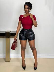 Xyvia Mono de mujer elegante, minimalista y sexy con decoración de hebilla de metal y tela texturizada de manga corta con hombro asimétrico, color rojo vino - Burdeos - Ver 4