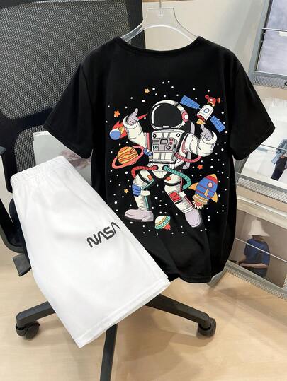 SHEIN 男童两件套休闲简约宇航员图案短袖T恤和短裤，适合生日派对、晚宴、演出、婚礼、洗礼、开幕式等场合，日常穿着也十分合适，适合上学、旅行、运动，是春夏装扮的理想之选。